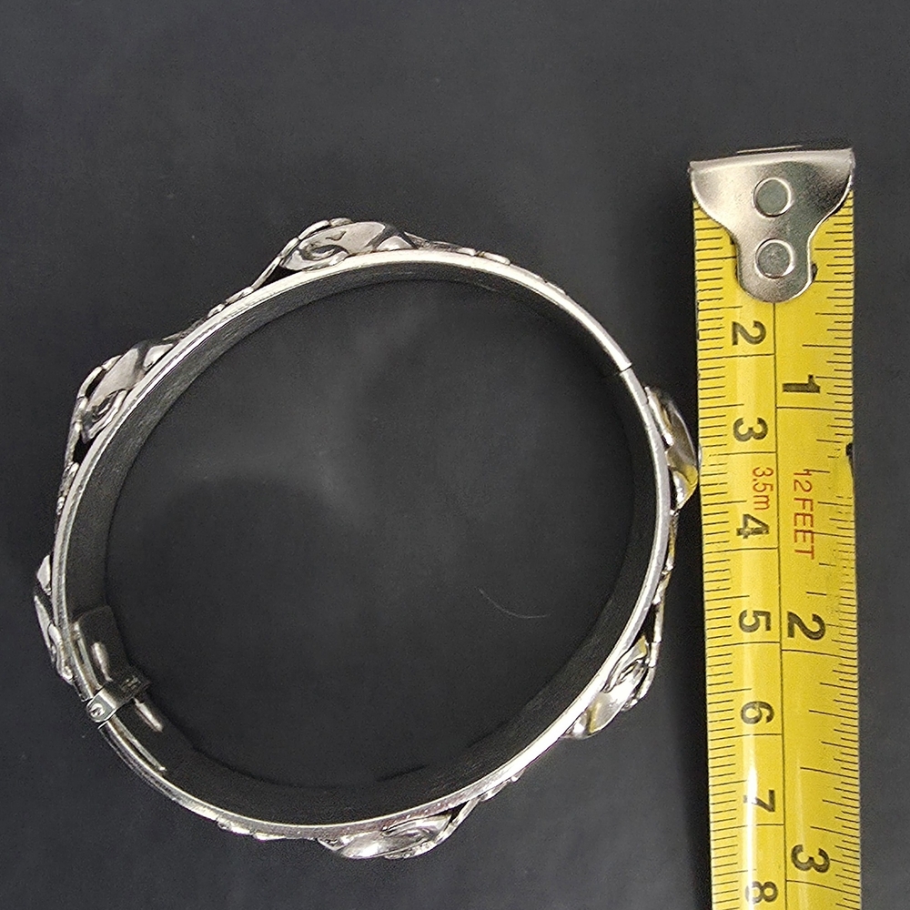 Elegant Silver Leaf Bracelet - Picture 4 of 6